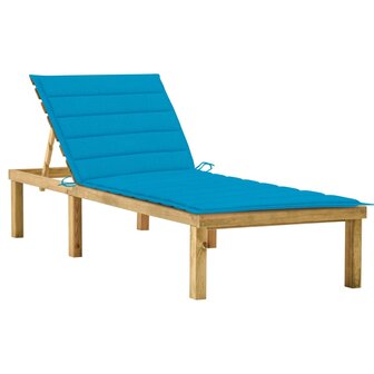 Ligbed met blauw kussen ge&iuml;mpregneerd grenenhout 1