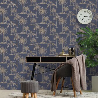 DUTCH WALLCOVERINGS Behang Tropical Trees marineblauw en zilverkleurig 1
